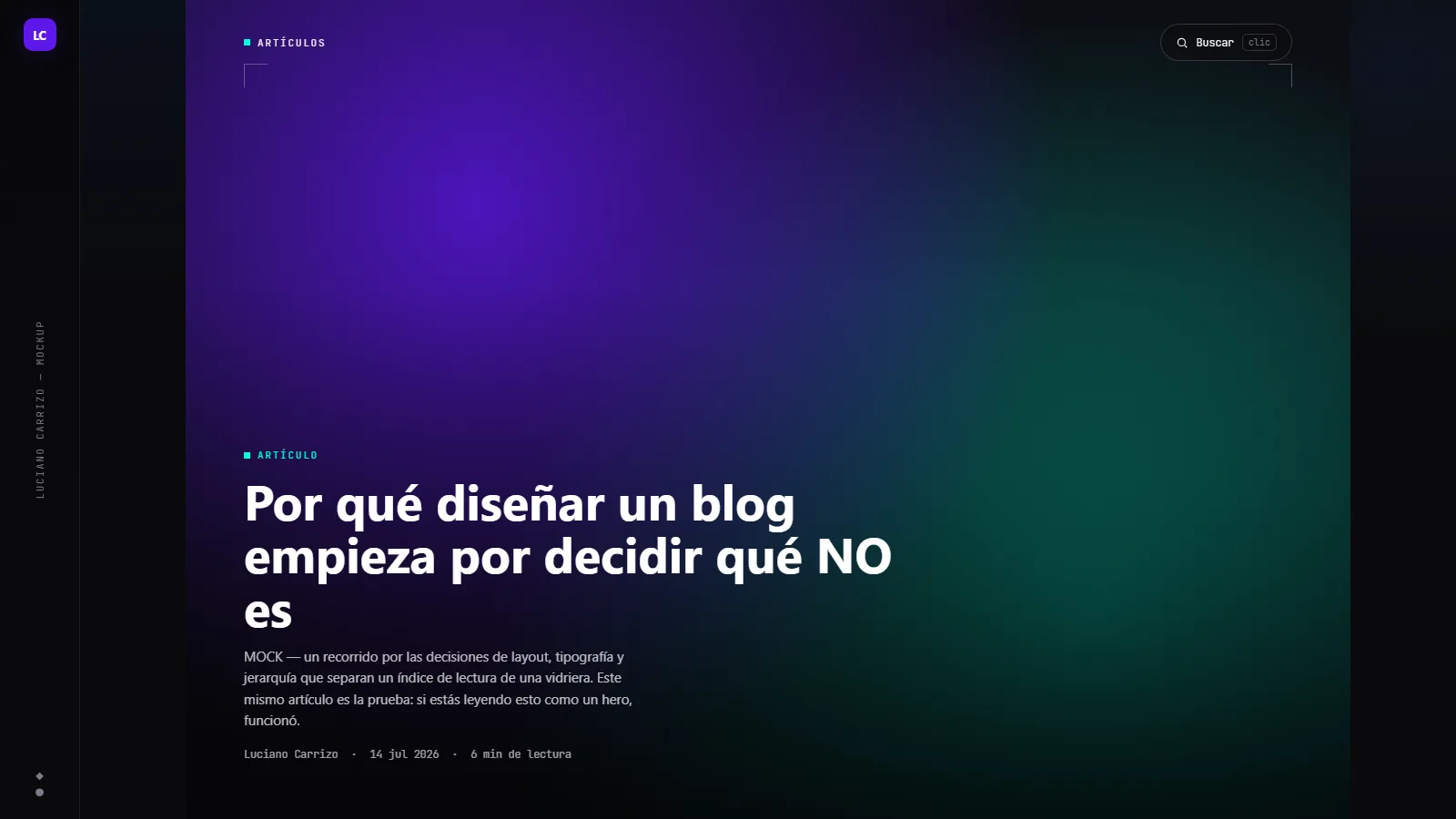 Mockup del hero de Artículos, a pantalla completa: la misma barra vertical a la izquierda, con el monograma LC arriba y el nombre en vertical; arriba, la etiqueta 'ARTÍCULOS' con un cuadradito aqua a la izquierda y un buscador a la derecha, entre dos esquinas decorativas dibujadas con líneas finas; el contenido es una sola columna anclada abajo a la izquierda, con la etiqueta 'ARTÍCULO' y su cuadradito aqua, el título en tres líneas, un párrafo de apoyo y una línea de datos con autor, fecha y tiempo de lectura; todo el resto del espacio lo ocupa un degradé de violeta a verde azulado
