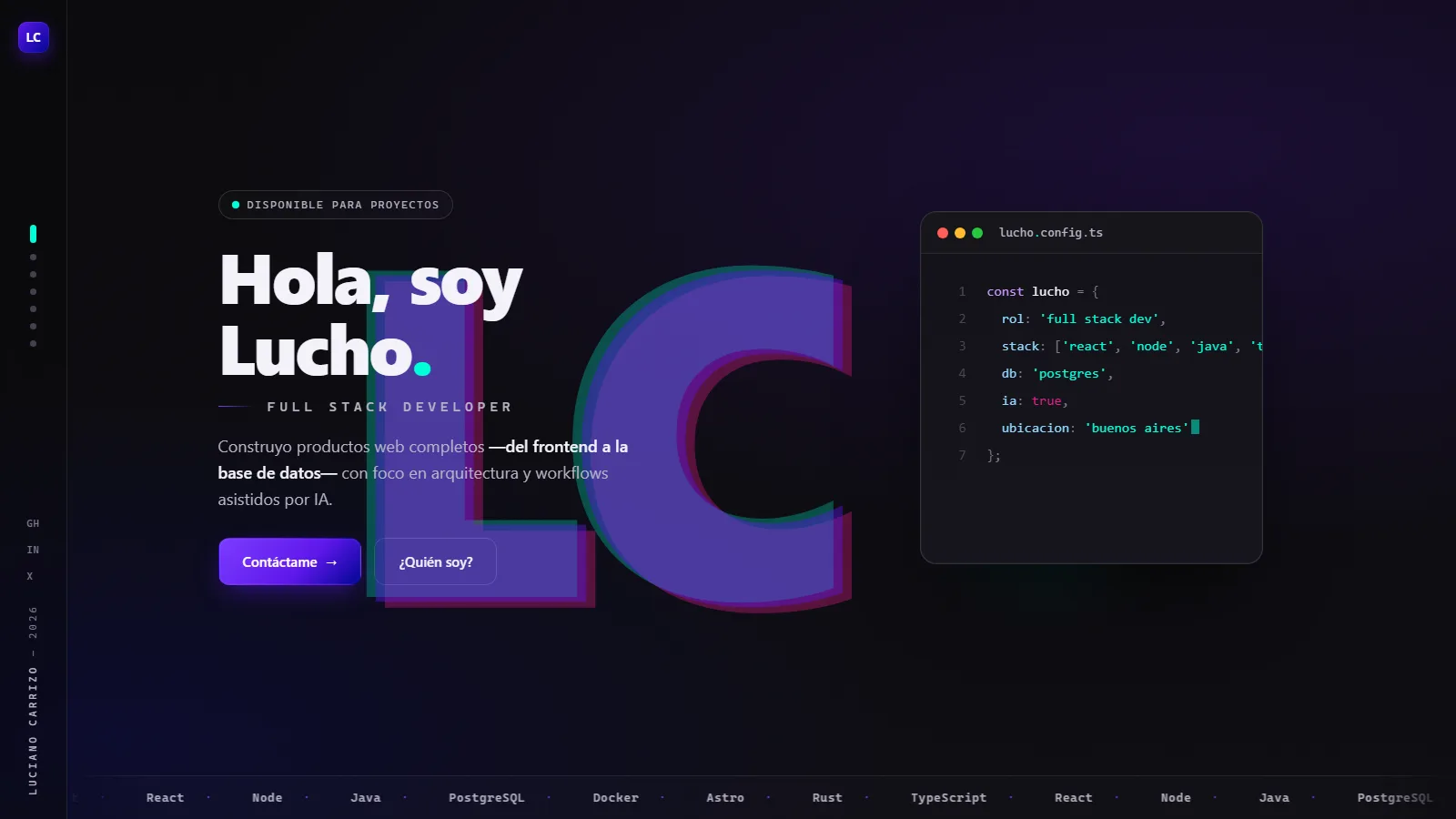 Mockup del hero de la Home, a pantalla completa: barra vertical angosta pegada al borde izquierdo, con el monograma LC arriba, una columna de puntos de navegación, tres iniciales de redes y el nombre escrito en vertical; el contenido repartido en dos columnas, a la izquierda una etiqueta 'DISPONIBLE PARA PROYECTOS' con un punto aqua, el título 'Hola, soy Lucho.', la línea 'FULL STACK DEVELOPER', un párrafo de apoyo y dos botones, y a la derecha una ventana de editor con el archivo lucho.config.ts; detrás de todo, un monograma LC gigante en violeta, y cruzando el pie una tira con nombres de tecnologías separados por puntos